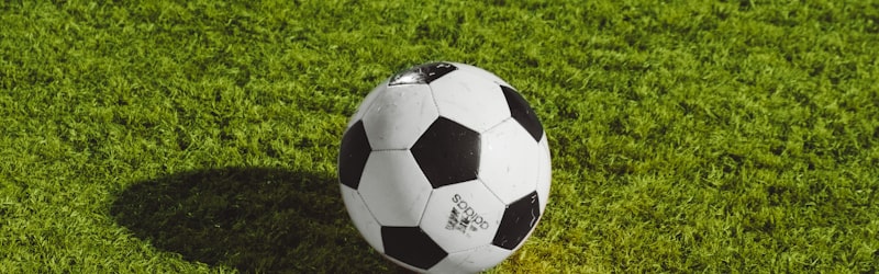 欧冠决赛夜晚球场内座无虚席的壮观全景